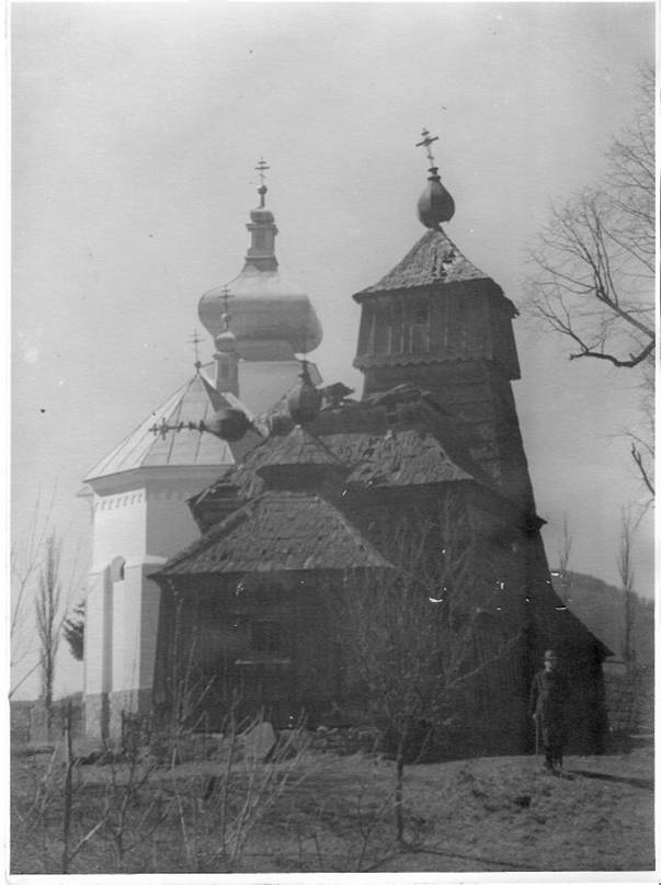 vpredu dreven� cirkev a v pozad� cirkev zni�en� v II sv